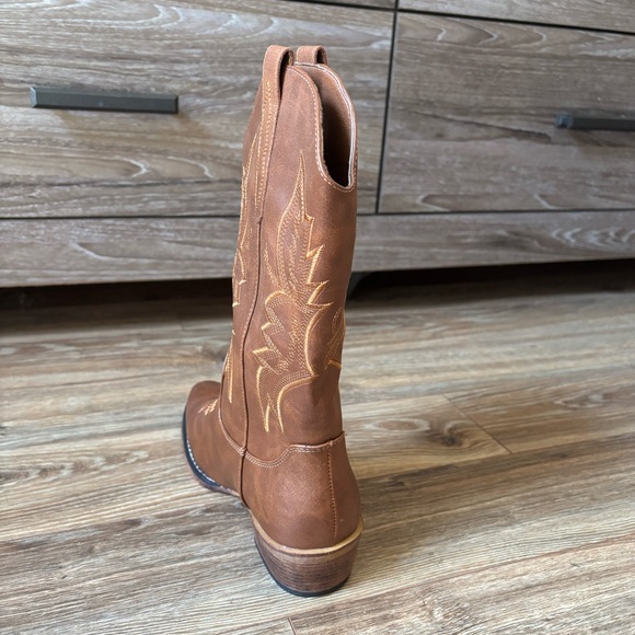 NWOT Women’s Brown Cowboy Boots - Picture 9 of 12